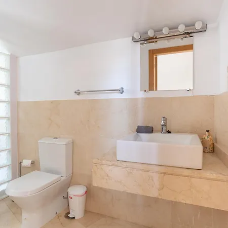 Будинок відпочинку 4 Bed Townhouse With Stunning View *