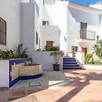 4 Bed Townhouse With Stunning View Дом отдыха Фуэнхирола